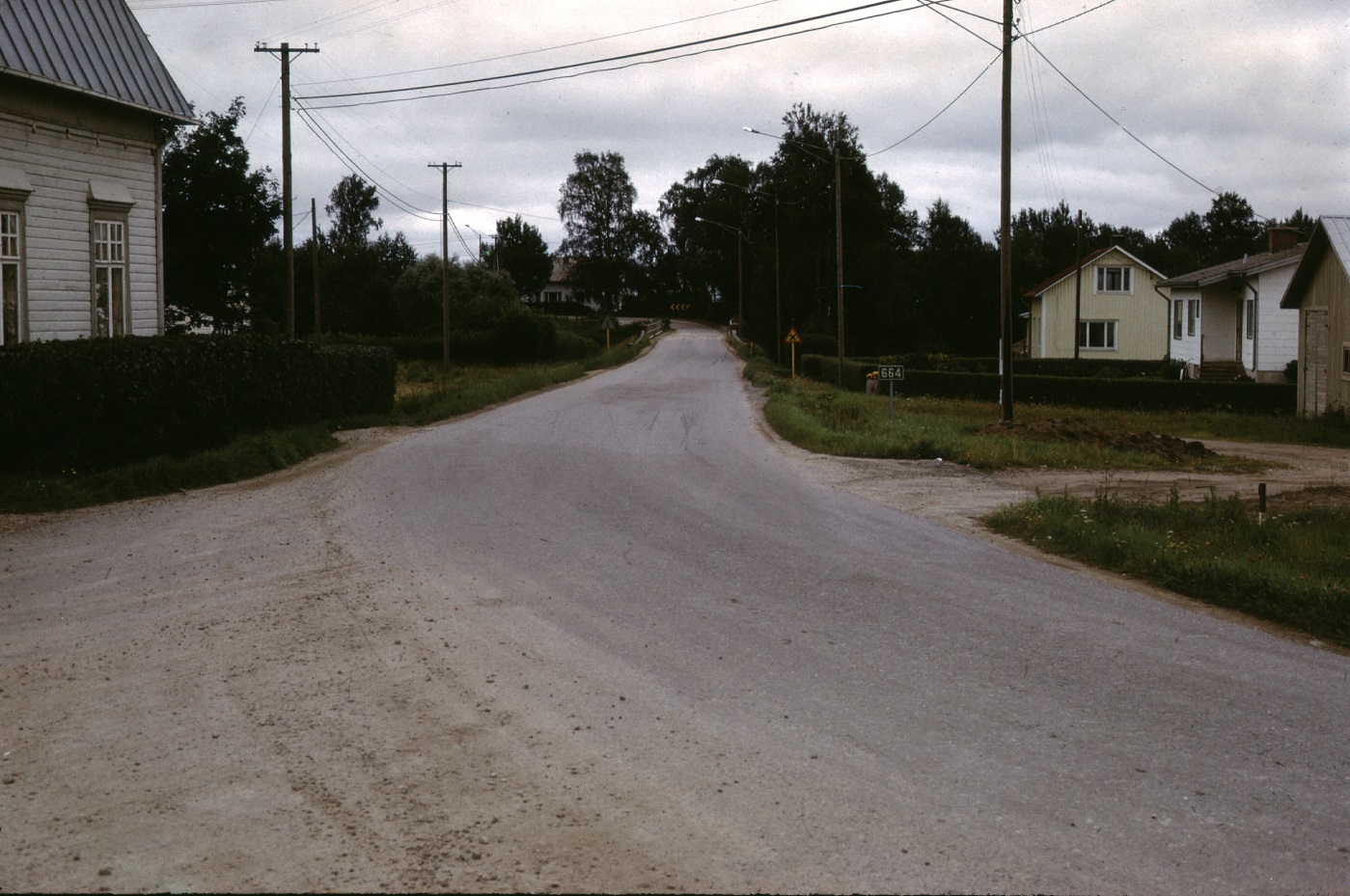 Storabron fotograferad från Bötomkorsningen år 1974. Det gula huset till höger tillhör Birger och Anna Björklund och följande är Ålgars gård. Riktigt i kanten skymtar Andelshandelns lagerbyggnad.