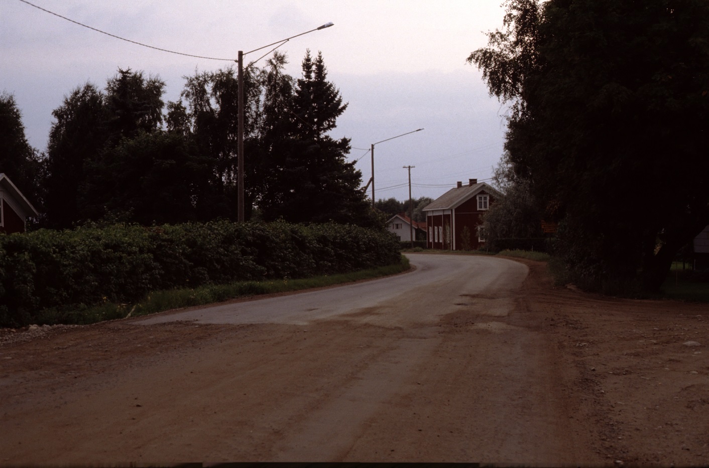Sebbasbackan fotad år 1983. I vänstra kanten Frans Agnäs lillstuga. i mitten Lid-Alvaras och Antas bondgård till höger.