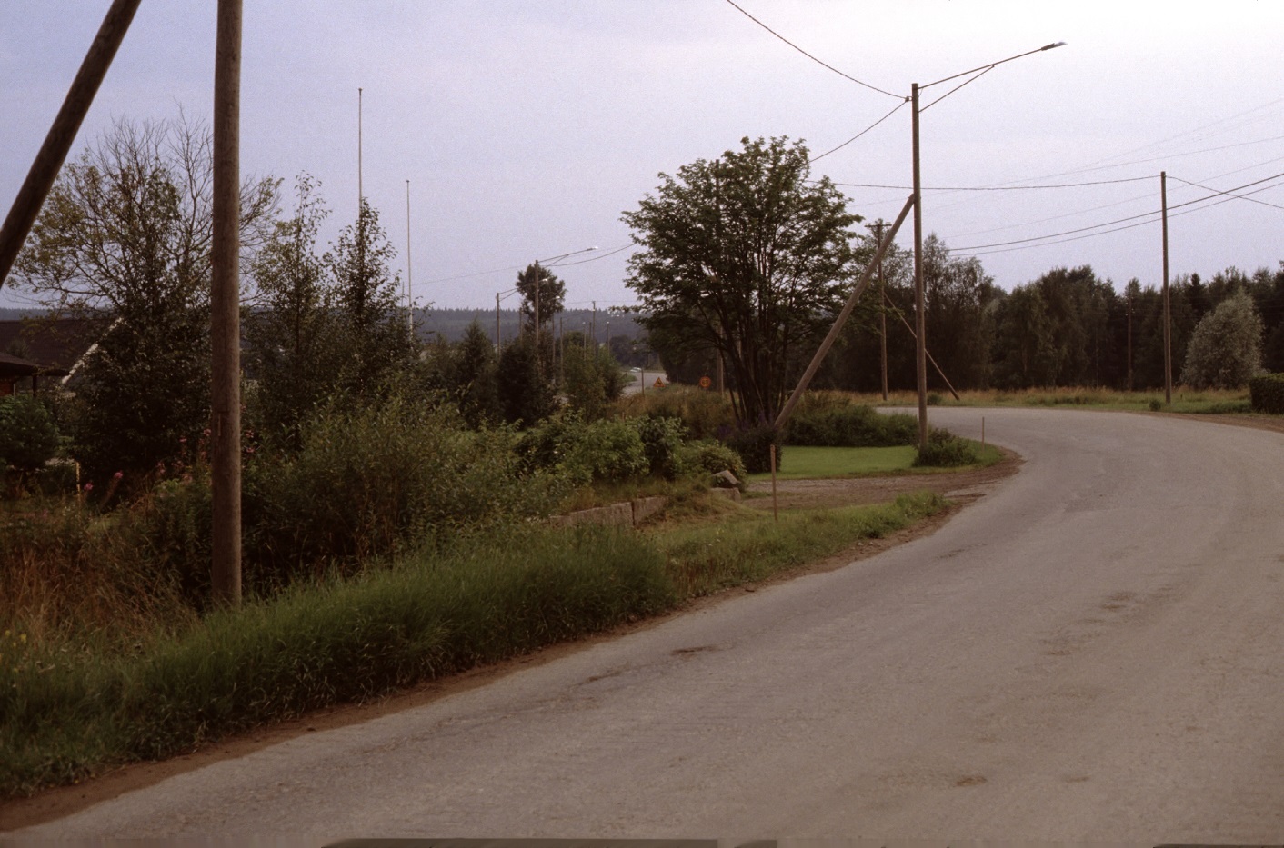 Landsvägen på Sebbasbacken år 1983. Taket som syns till vänster är på Kurt Backlund hus.