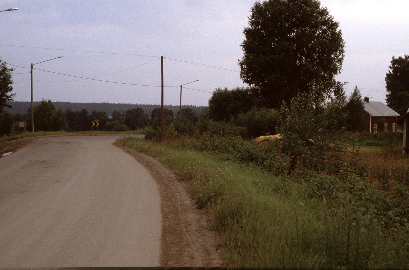 Den berömda Kiaskroken år 1983. Till höger det hus som Harald Lillsjö byggde i tiderna, där Broberg bodde en tid.