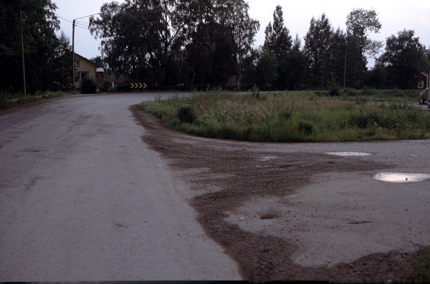 Vid Lindells snickeri gjorde landsvägen en tvär krök. Fotot från 1983 och mitt i bild Heiniös gård och riktigt i högra kanten skymtar Grans Lennart gård.