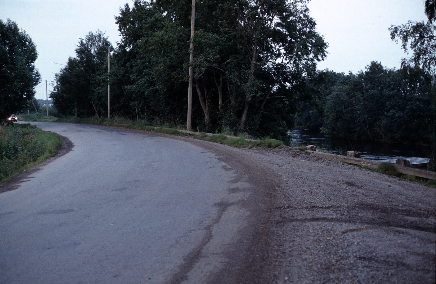 Här den tvära kröken på landsvägen vid Lindells snickeri år 1983, där Lappfjärds å syns till höger.