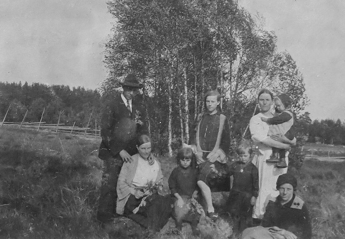 Till höger konstnären Rosblom med hustrun Hilma, född Hautaviita. Stående i mitten Linnea Hautaviita och till höger står Aina Hautaviita, gift Ollila med pojke i famnen. Nere till höger sitter Signe Hautaviita, gift Rosenblad.