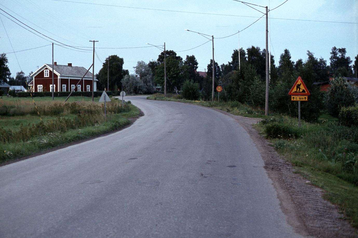 Landsvägen upp mot Sebbasbackan år 1983. Gården är Antas eller Björklund Arvidas.