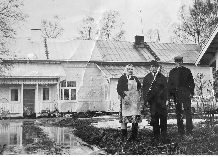 Det ser ut som om vårfloden skulle nå fram till trappan hos Signe och Toivo Pekkinen i det gamla Hautaviitas hus. Till höger Ingmar Rosenblad, född 1938.