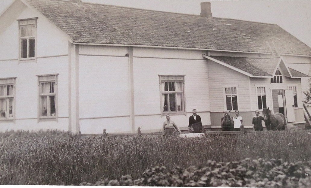 Sofia och "Hauta-Joss", alltså Johan Hautaviita utanför den gård som de förvärvade runt 1908. Till höger med varsin häst står döttrarna Linnea (f. 1910) och Signe (f. 1907).