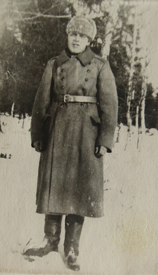 Theodor Rosenblad fotograferad under en permission under fortsättningskriget, möjligtvis vintern 1941-1942. På grund av sjukdom blev han hemskickad och han avled i sitt hem 6 augusti 1942.