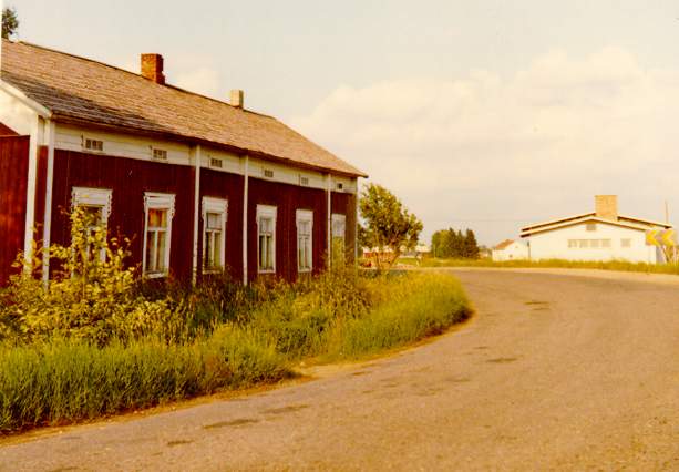 Kias-Erland och Idas bondgård i Kias-kroken. Till höger Vilho Toivonens gård som byggdes 1970.