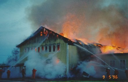På kort tid var lokalen helt övertänd och brandkåren hade en omöjlig uppgift att försöka släcka branden.