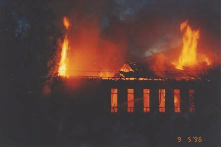 Det var en vacker natt i maj då ungdomsföreningens hus förstördes i en mycket häftig brand.