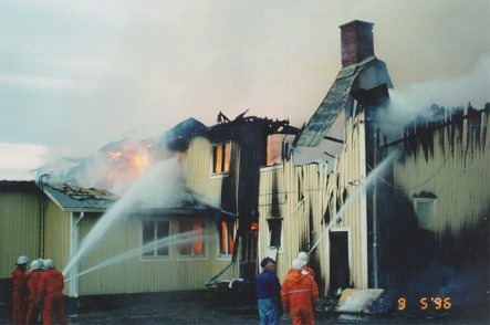 Som ett under kunde föreningens arkiv med alla böcker räddas för eftervärlden. De uppbevarades i ett vanligt förråd i den låga delen till vänster på bild.