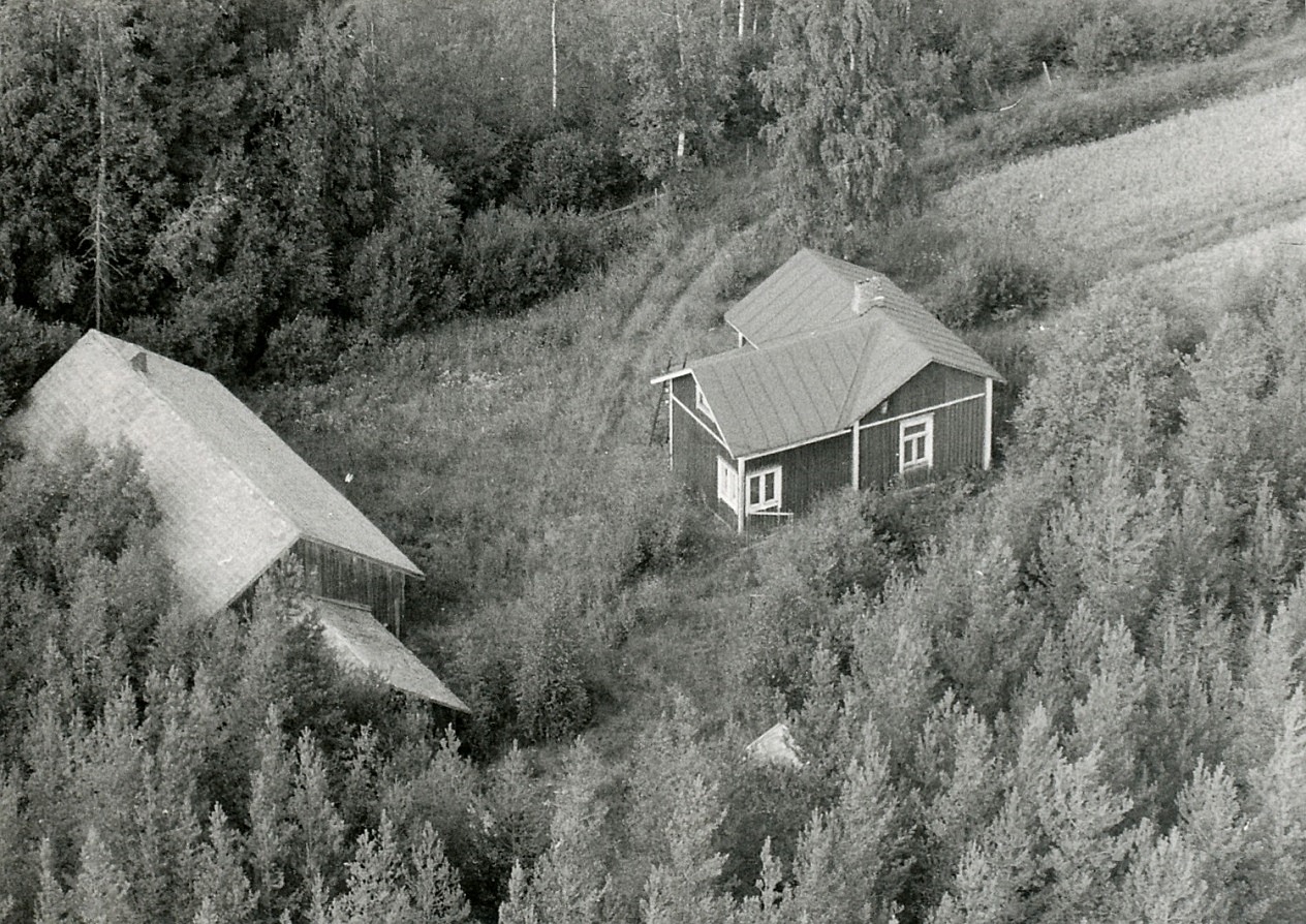 Granholms gård på ett flygfoto från år 1967. Här syns det bra att gården har byggts till med en vinkel inrymmande bland annat en flickkammare.