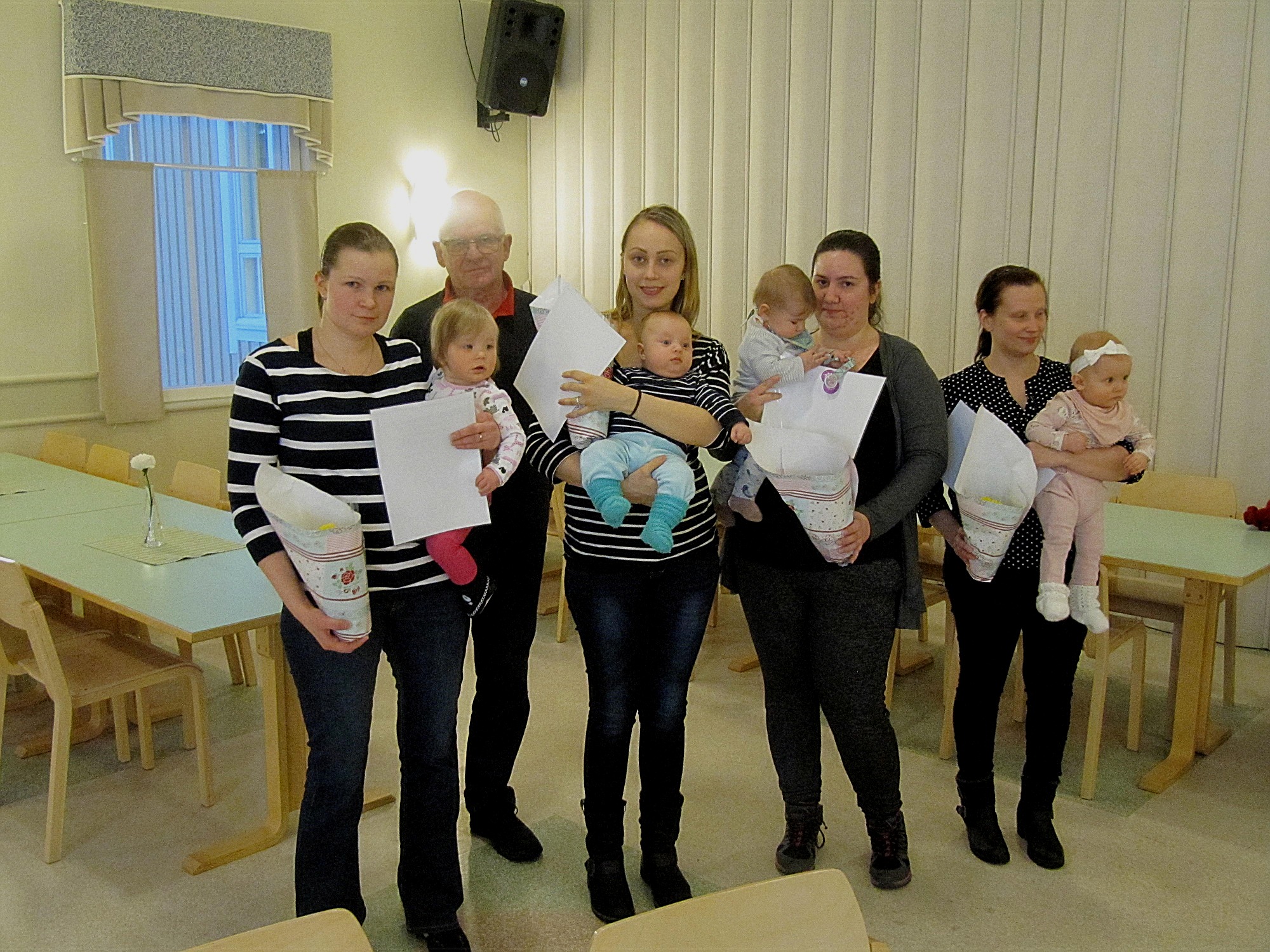 Kurt Backlund i bakgrunden bildade i tiderna en egen fond som förvaltas av Dagsmark ungdomsförening. Ur denna fond ges understöd till de mammor som under det senaste fått barn och år 2017 var det hela 4 mammor som fick blommor och understöd.