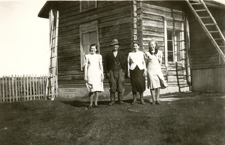 Josef och Selma Granholm med döttrarna Anna längst till vänster. och Ingegerd till höger. De står framför det nya huset i början på 30-talet.