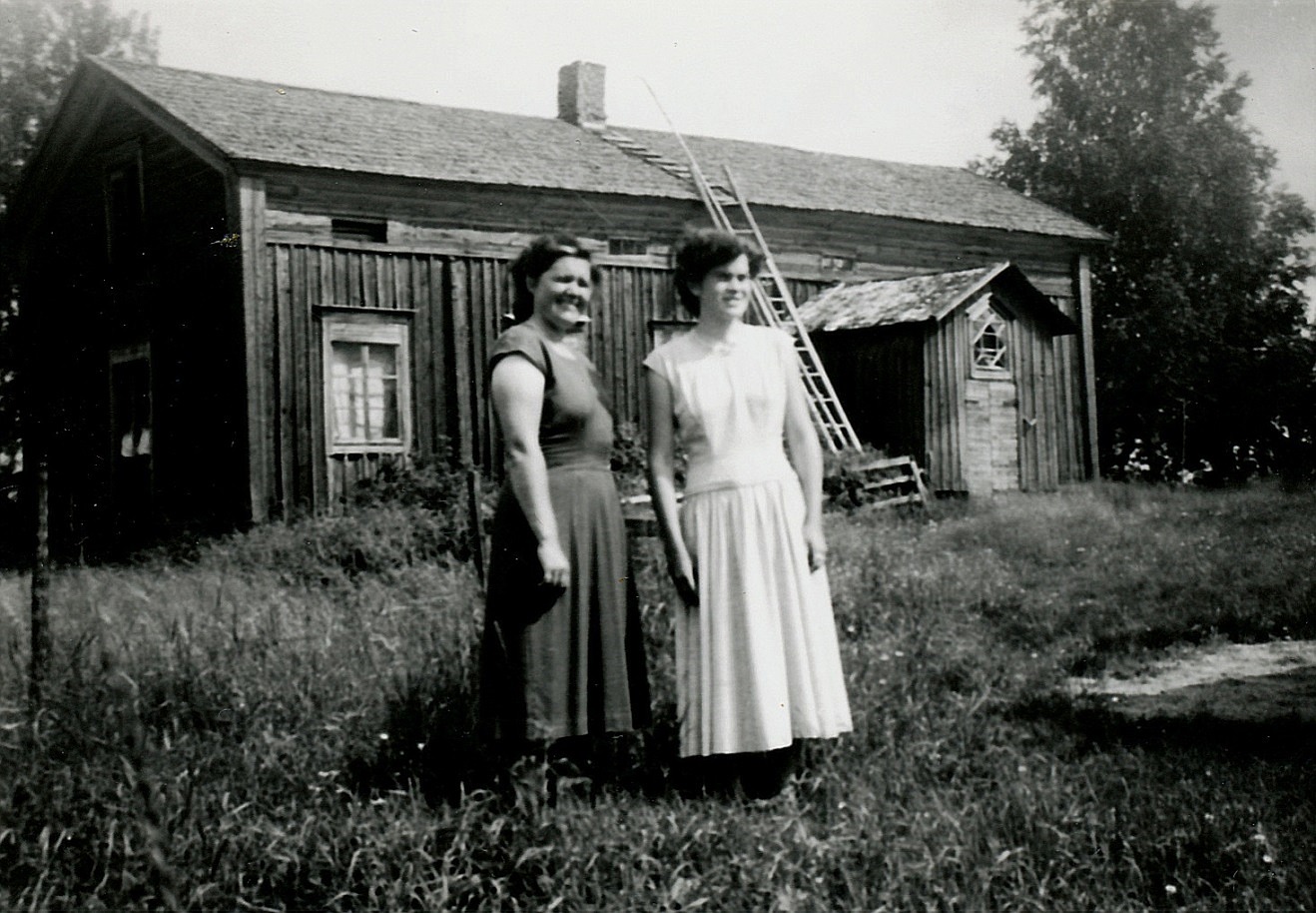 Anna Sonntag och dottern Inger f. 1943 på gården till Selmas barndomshem nära Klemets bron, alltså Halt-Eriks eller Kalleas-Eriks eller Erik Asplunds gård som han hette på riktigt. Klemets bron ligger precis bakom gården.