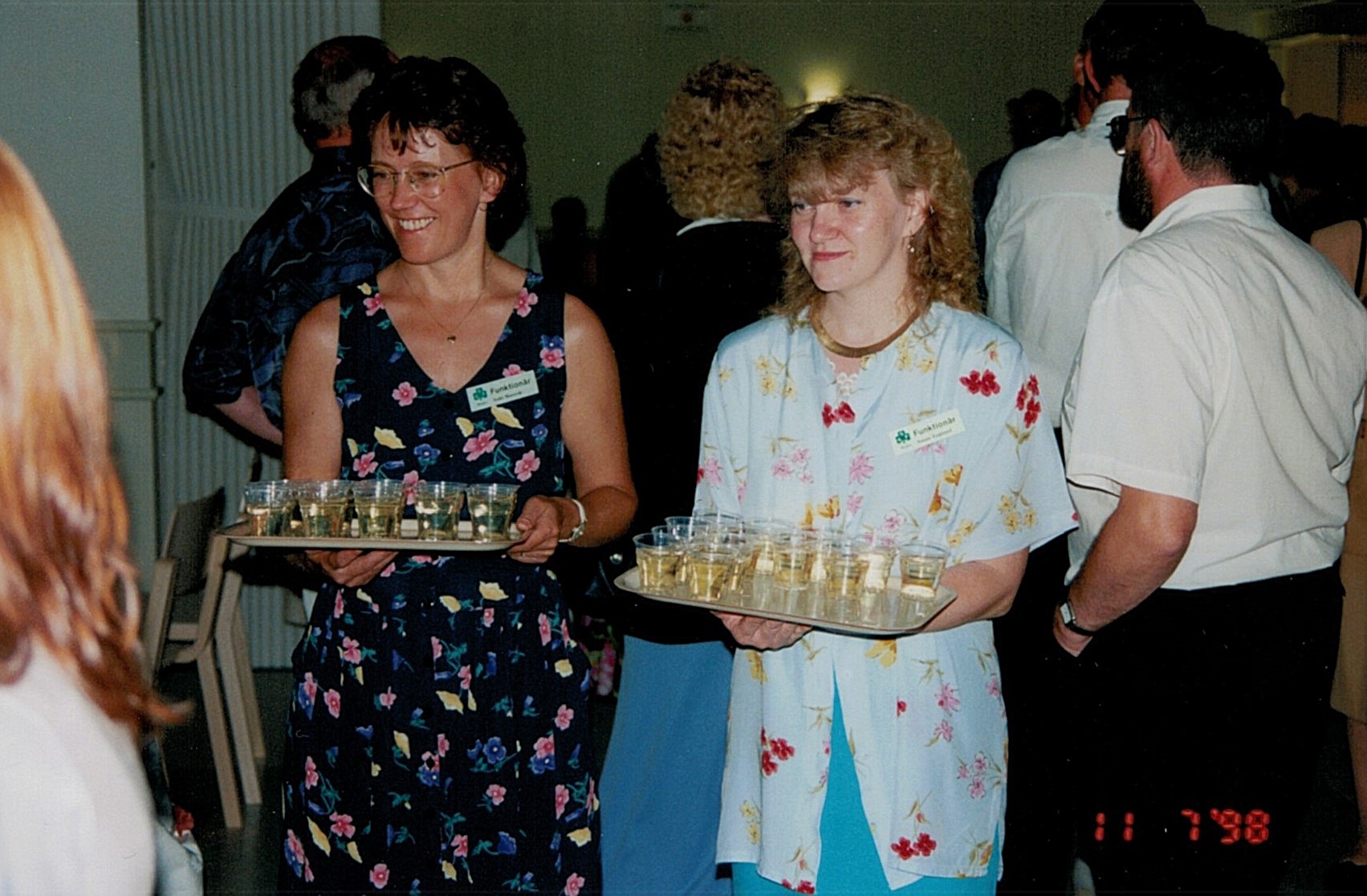 Ann-Christin Norrvik och Susan Englund bjuder gästerna på en välkomstdrink vid lördagskvällens dans.