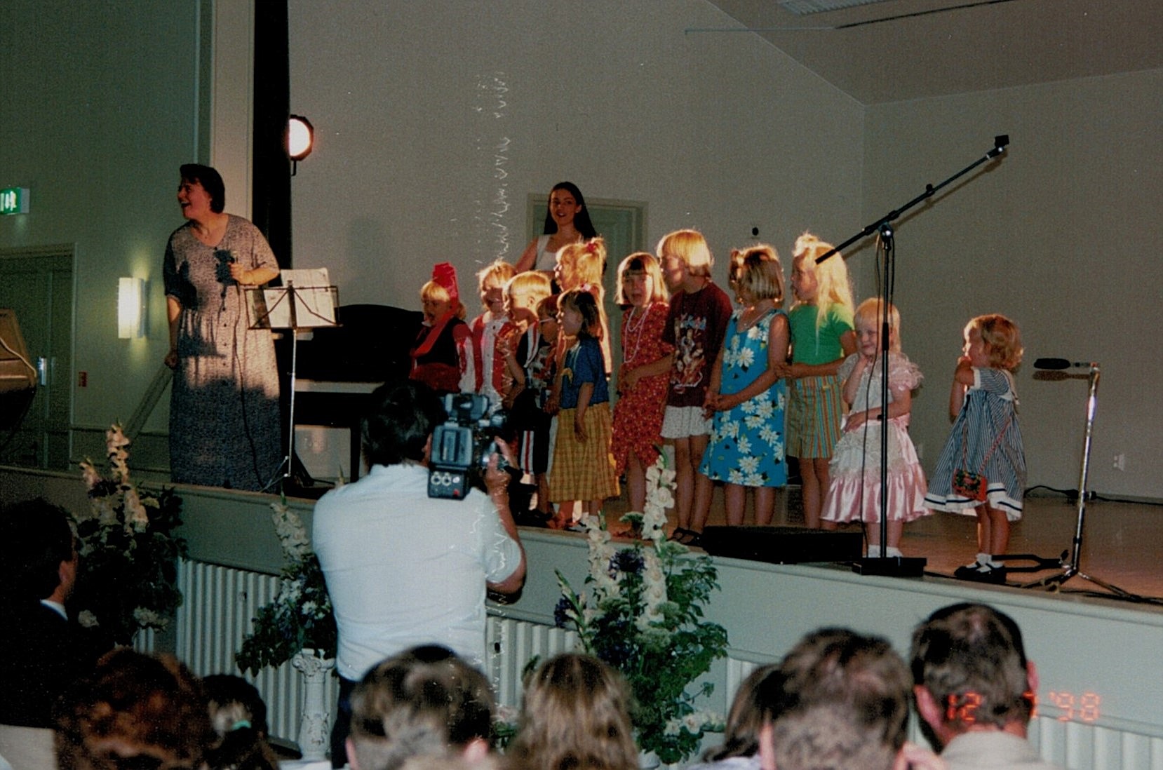 Catarina Englund leder barnkören som uppträdde på invigningsfesten. I bakgrunden Nanna Rosengård.
