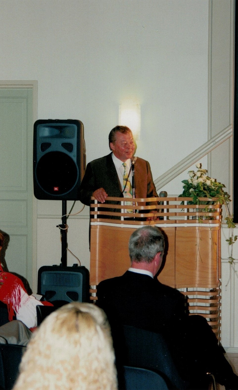 Stadsstyrelsens ordförande Hans Ingvesgård från Lappfjärd framförde stadens hälsning på invigningsfesten.