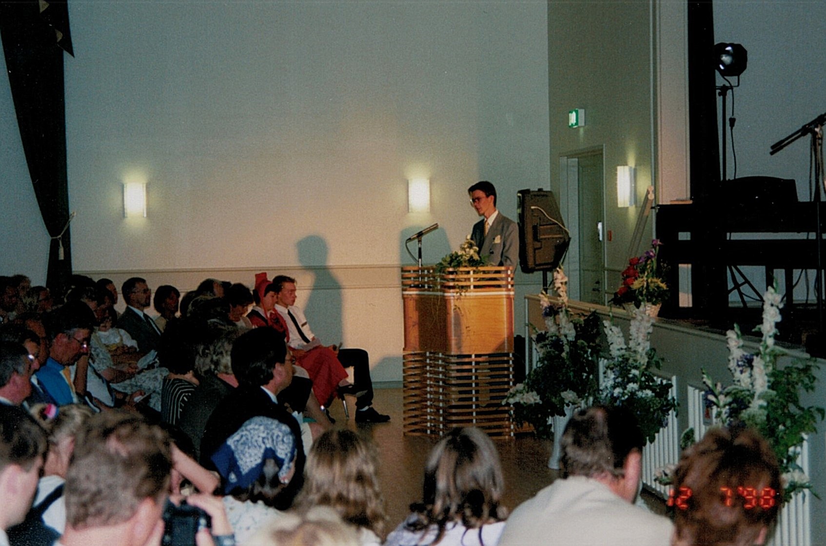 Ungdomsföreningens ordförande Jukka Backlund håller hälsningstalet vid invigningsfesten.