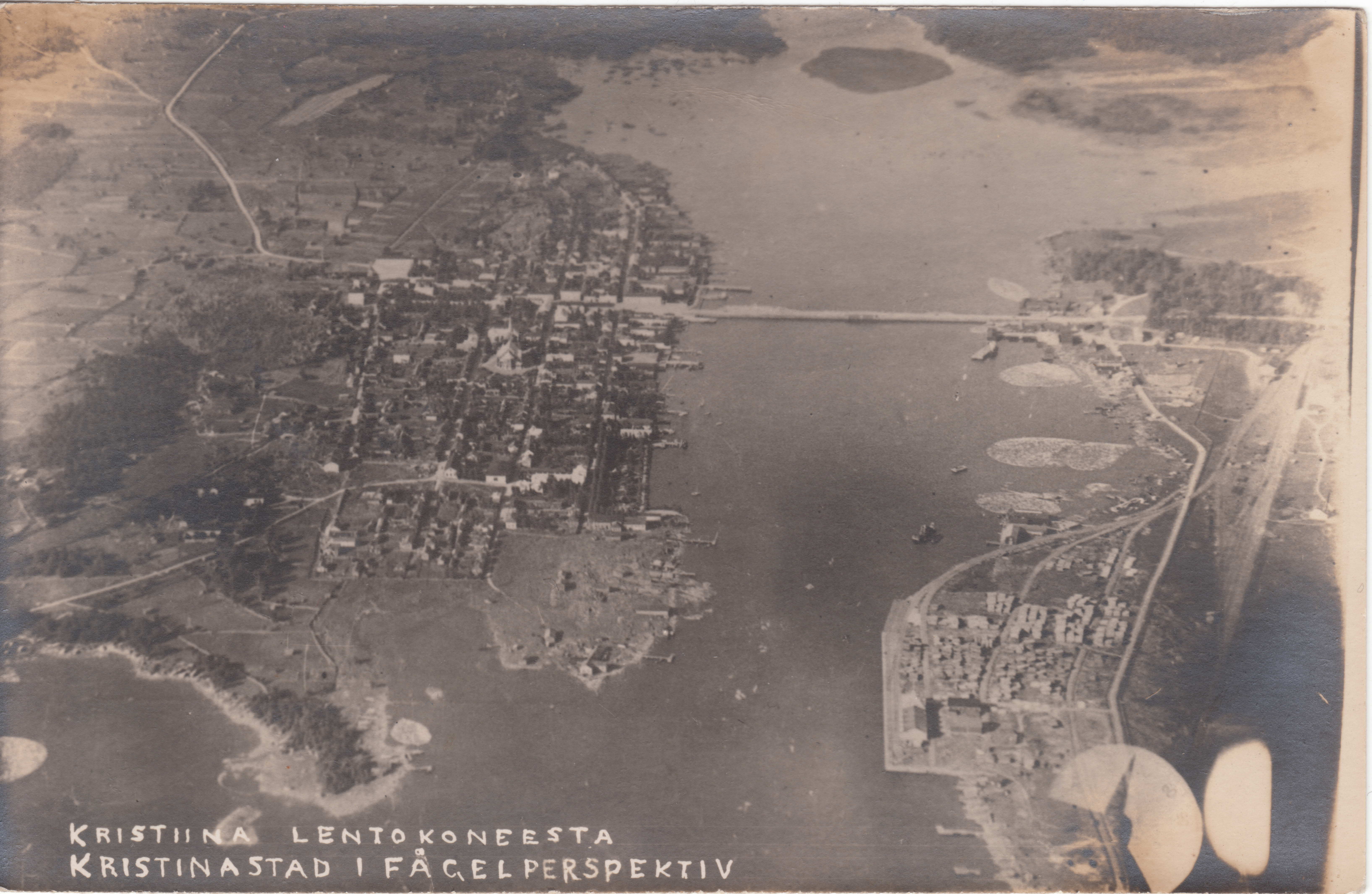 Bland annat detta foto över Kristinestad tog Könni, då det första flygplanet i historien körde längs med kusten. Fotot lånat av Jarkko Ikkelä-Koski.