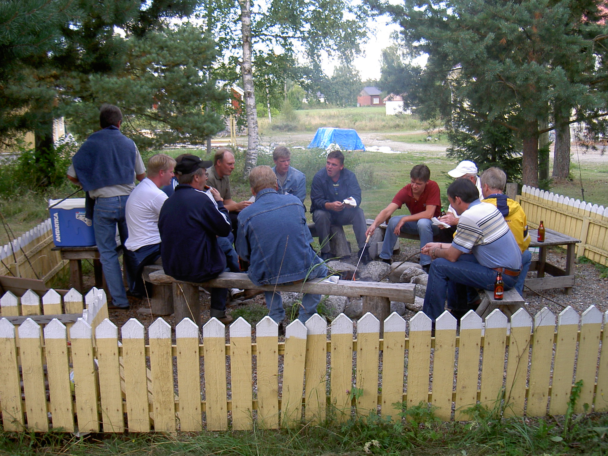 Talkoandan har alltid varit stark i Dagsmark och då brukar korvgrillning också höra till. Närmast kameran med ryggen mot fotografen sitter Bror Skogman och Håkan Söderqvist, som inte längre finns med oss.