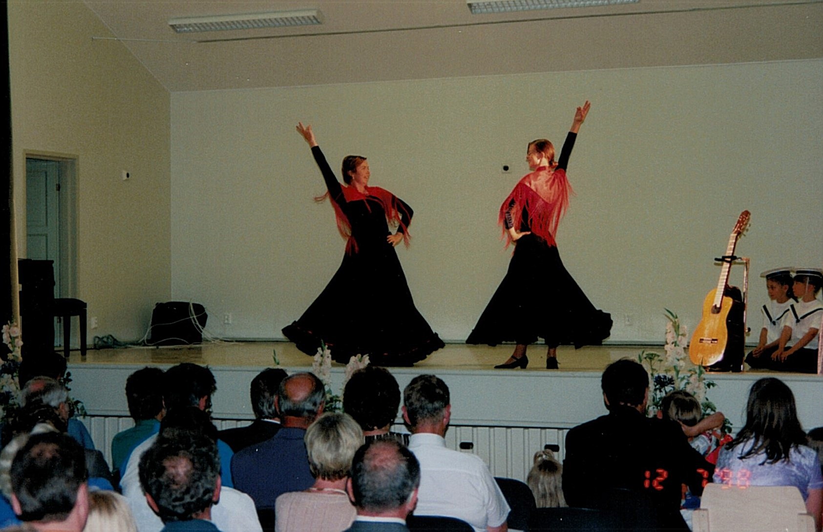 Reija Backlund och Åsa Backlund framför en flamencodans vid invigningsfesten.
