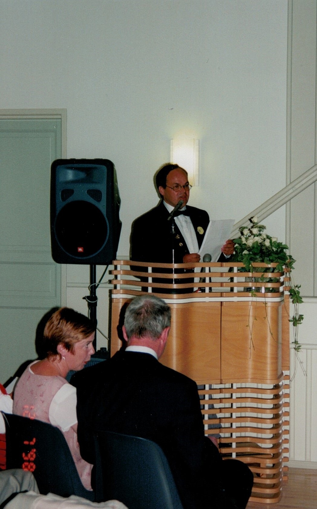 I talarstolen verksamhetsledaren Roger Lundell och längst fram i publiken Reija och Kurt Backlund.