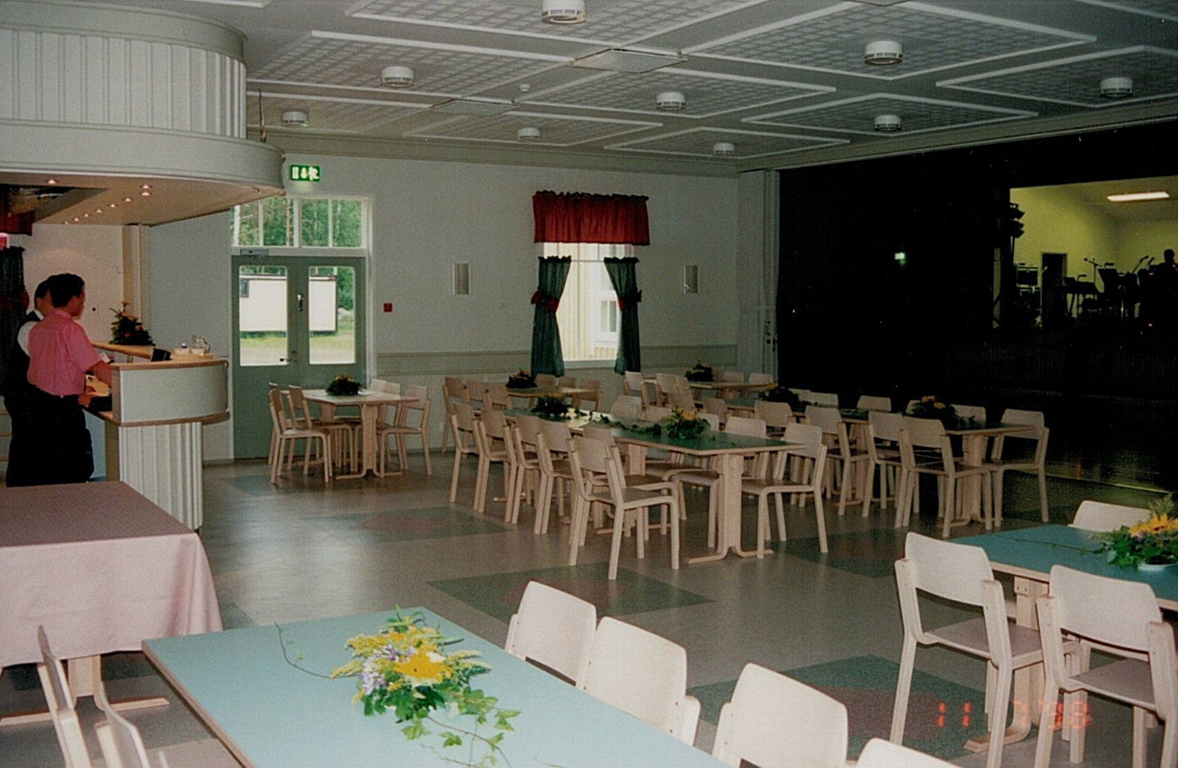 Ännu är det tomt i serveringsrummet men bakom disken står Tom Heinonen och Niklas Rosengren och väntar på de första dansgästerna. På scenen står den lokala orkestern Orchideos färdig för de första tonerna i det nya huset.