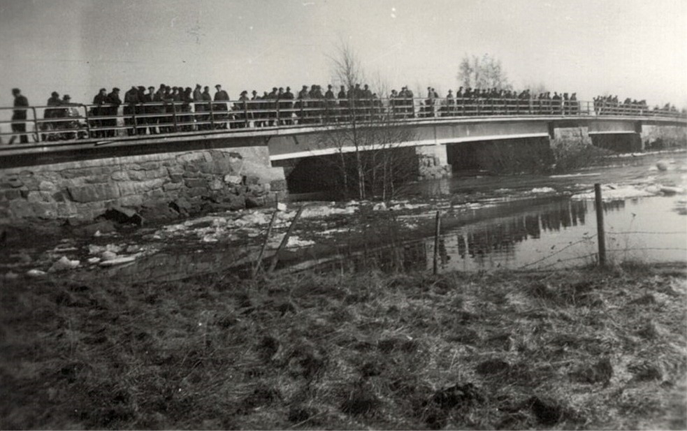 Islossningen i Lappfjärds å har alltid varit dramatiska och folk samlades 1962 på Nybron för att se hur ismassorna tar sig ut till havet.