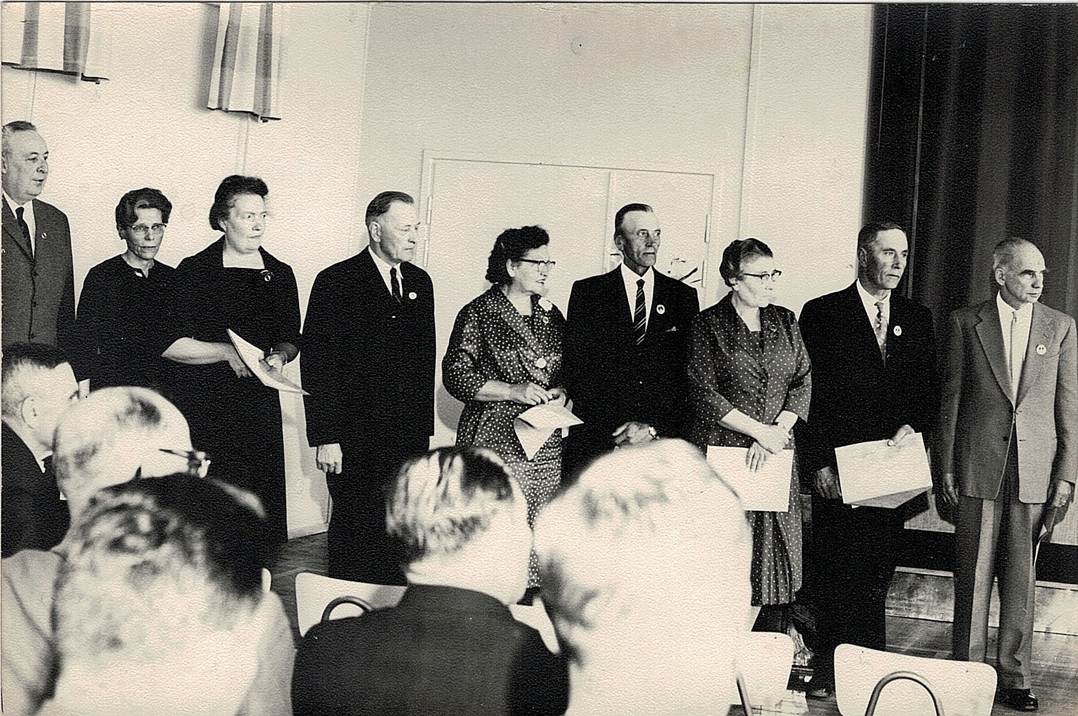 I juni 1962 premierades flera Lappfjärdsbor med "Finlands svenska landskommuners förbunds utmärkelsetecken". Från vänster läraren Einar Lind från Dagsmark, Elna Bergman, Linnea Lind, Selim Björses, Astrid Ellfolk, Valdemar Rosengren, Anna Kallsén, Artur Enkulla och Thorolf Dreijer. 