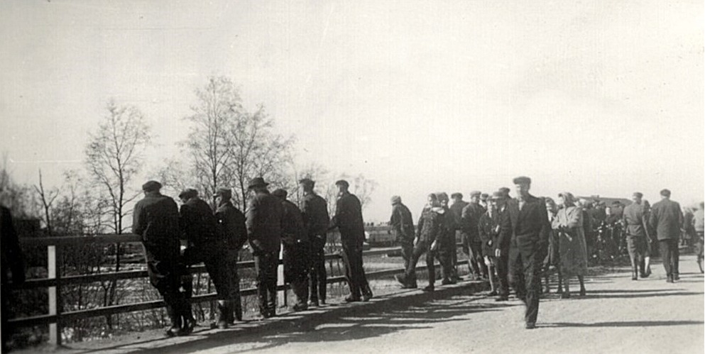 Lappfjärdsborna beundrar naturens skådespel från Nybroen 1962. 