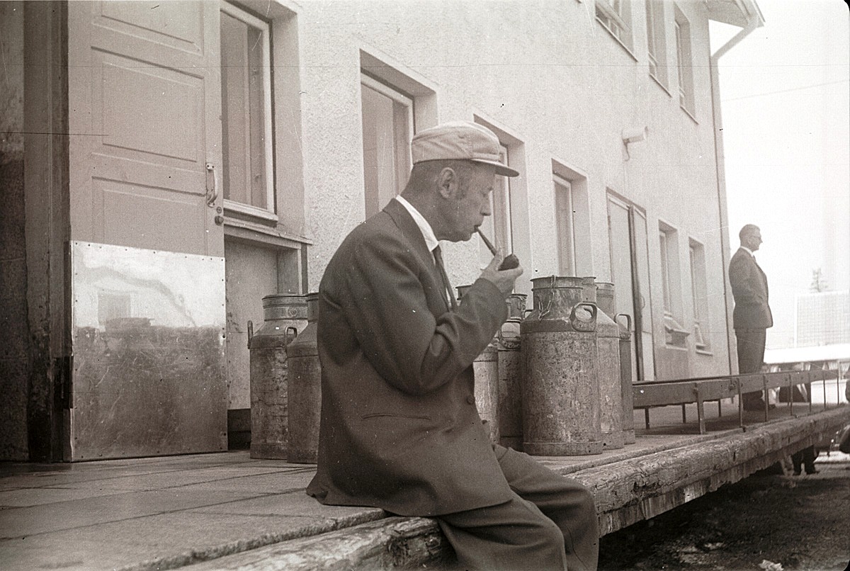 Mag. af Hällström suger på pipan medan Otto Björses i bakgrunden ser ut över nejden på mejeriets lastbrygga. Sydösterbottens Andelsmejeri köpte år 1948 Stuckis mejeri, sedan övergick det till Milka år 1973 tills det år 1989 lades ned. År 1989 monterades maskinerna ned och skickades till Bolivia för ett nybildat mejeri där.