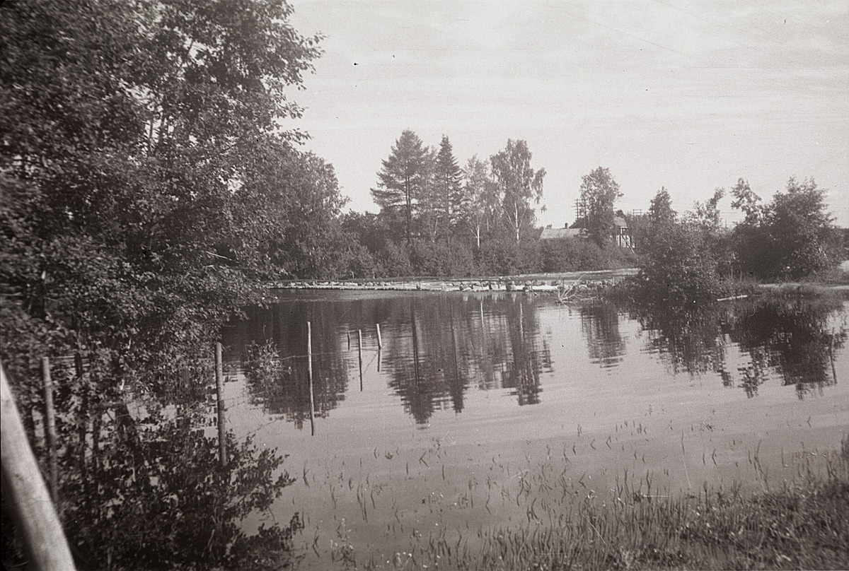 Sommaren 1960 var det översvämning i Lappfjärd. Fotot taget från lokalin mot Molanders gård och bakom Gamälbroen syns telefoncentralin.