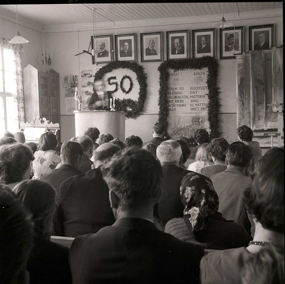 30 maj 1961 firade Uttermossa då skolan fyllde 50 år. Den startade ju dock redan hösten 1910 men på grund av oklarheter med kommunen så var den stängd ett år i början, Den suddiga personen i talarstolen är läraren Ingmar Till. Folkskolan upphörde i Uttermossa redan 1966 och byggnaden förstördes i en brand 2.9.1983.