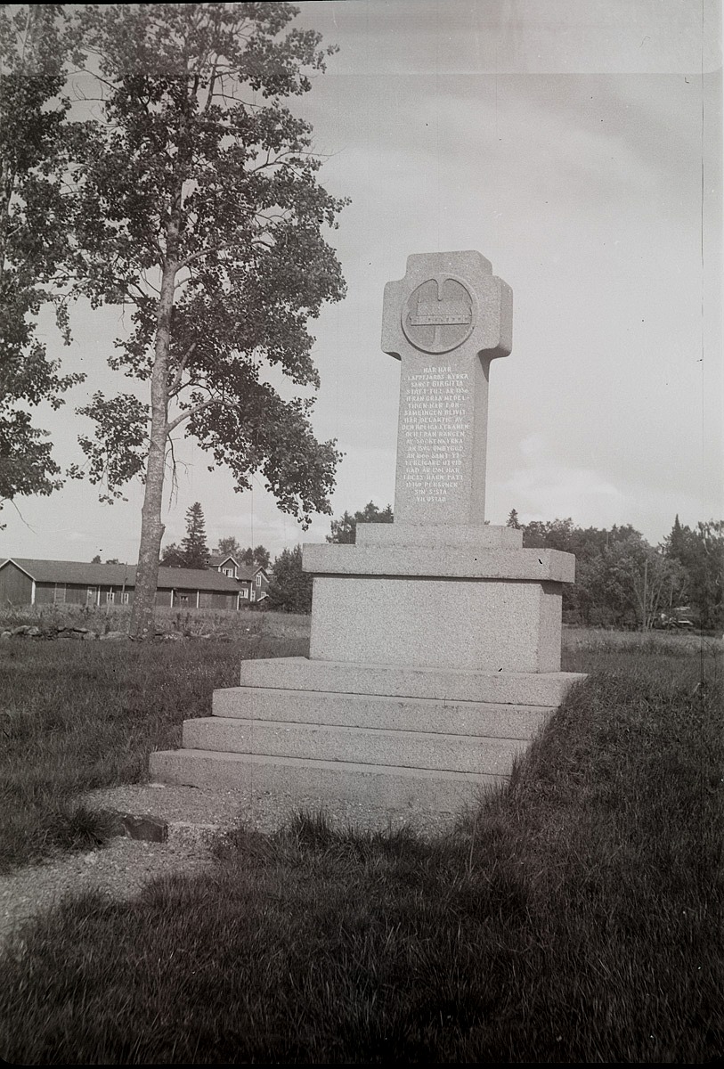 År 1961 restes monumentet på den gamla begravningsplatsen. Inskriptionen lyder: " Här har Lappfjärds kyrka Sanct Birgitta stått till år 1856. Ifrån gråa medeltiden har församlingen blivit här delaktig av den heliga lekamen och från rangen av sockenkyrka år 1594. ombyggd år 1666 samt ytterligare utvidgad år 1761 har i dess hägn fått 15 140 personer sin sista viloplats".