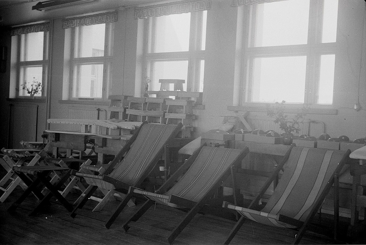 Stora mängder elevarbeten visades upp vid skolavslutningen 1961.