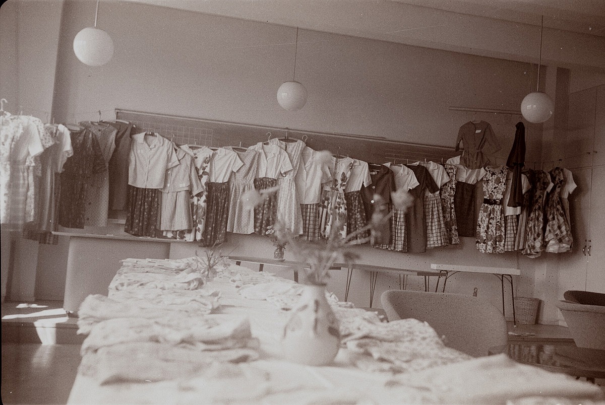 Kläder och andra nyttoföremål tillverkades på handarbetslektionerna i helt otroliga mängder. Fotot från skolavslutningen 1963.