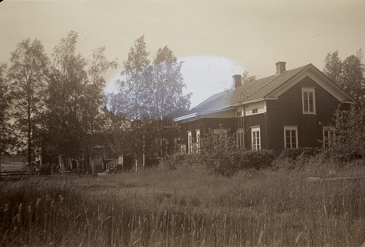 I bakgrunden bakom träden syns södra folkskolan, alltså nuvarande Kantilena. Byggnaden till höger revs för flera år sedan, och i den bodde läraren i den norra ändan och lärarinnan i den södra.