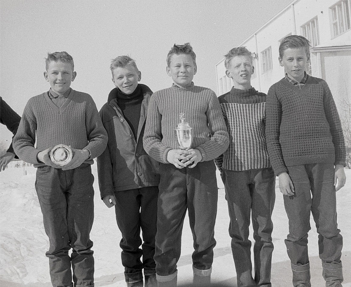 Glada vinnare i en skidtävling, från vänster Jonny Ingvesback, Karl Erik Ebb, Göran Gullmes, Hans Hoxell och Ernfrid Grannas.