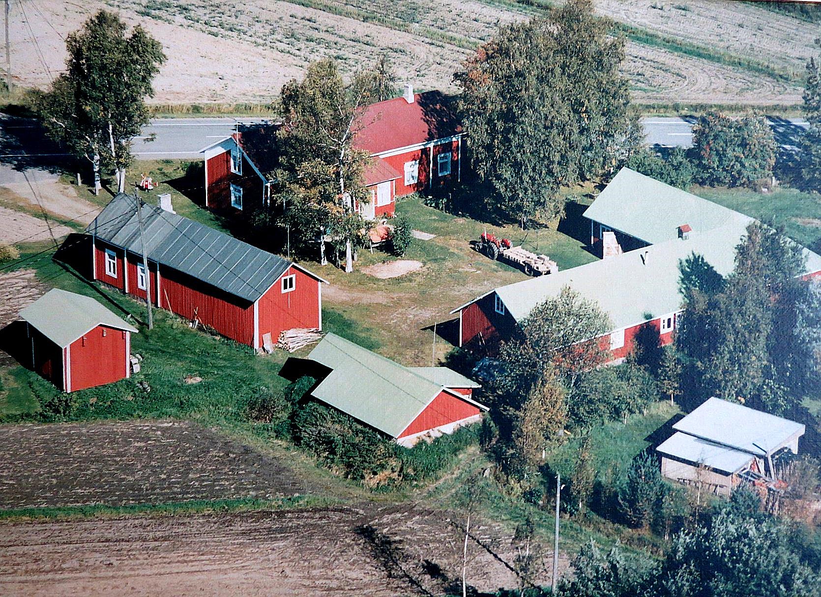 På flygfotot syns det bra hur många byggnader det finns där "Andersas".