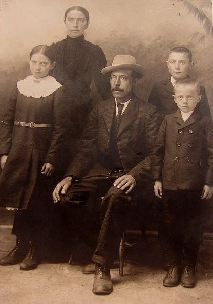 Valentin Rosenback sittande med familjen, från vänster Elin, hustrun Selma och sönerna Selim och Eskil.