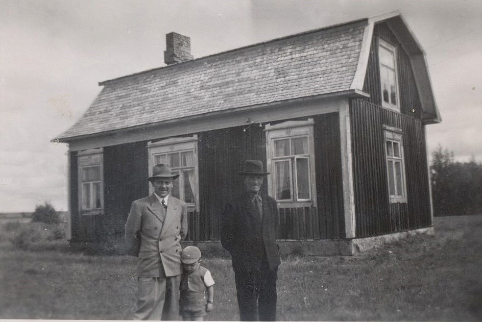 Birger Grönroos köpte Lillsjö-Mattasinas gård på Lillsjövägen redan 1948. Han flyttade med hustrun Helga och sonen Ove till Sverige men här är han hemma på besök tillsammans med fadern Erland Grönroos.