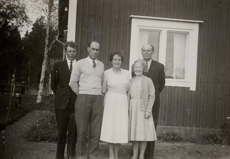 Signe och Lennart Grans till höger hälsar på Runar och Elna Grans på Byåsen. Till vänster står Signes måg Boris Långfors.