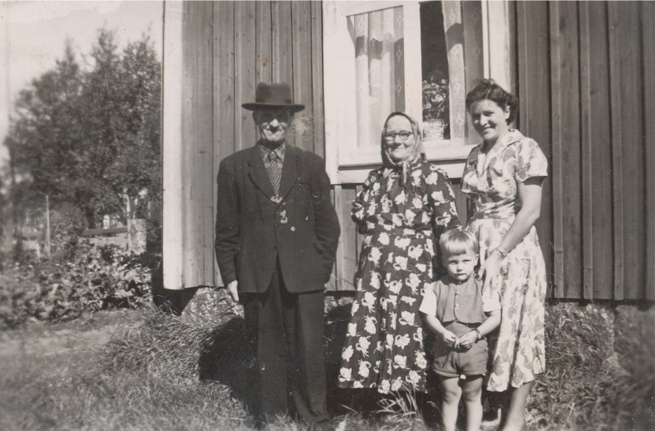 Erland och Selma Grönroos tillsammans med sonhustrun Helga och barnbarnet Ove i mitten på 50-talet.