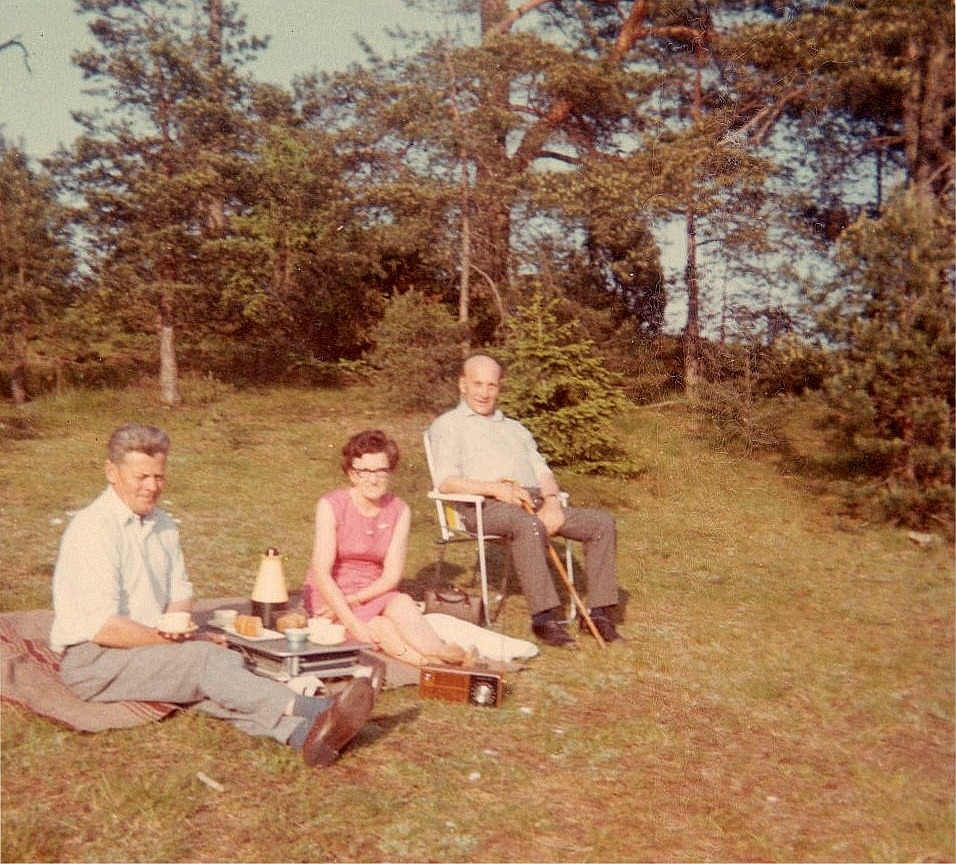 Eskil Rosenback till vänster på picnic med Gerda och Alfred Storkull.