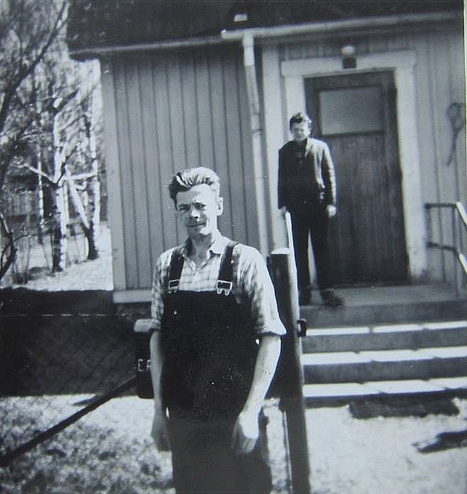Eskil Rosenback utanför hemmet år 1963, i bakgrunden sonen Bror.