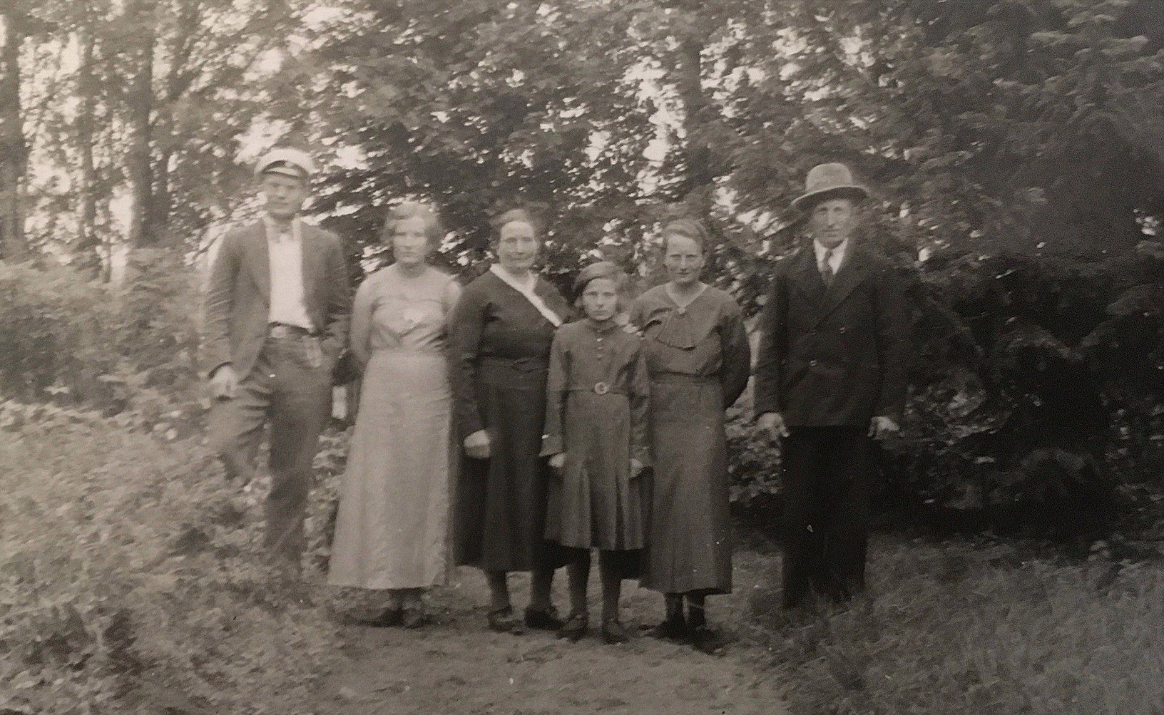 Från vänster Bertel, Mildrid, Selma, Evy, Ines och Axel Forslin i trädgården.