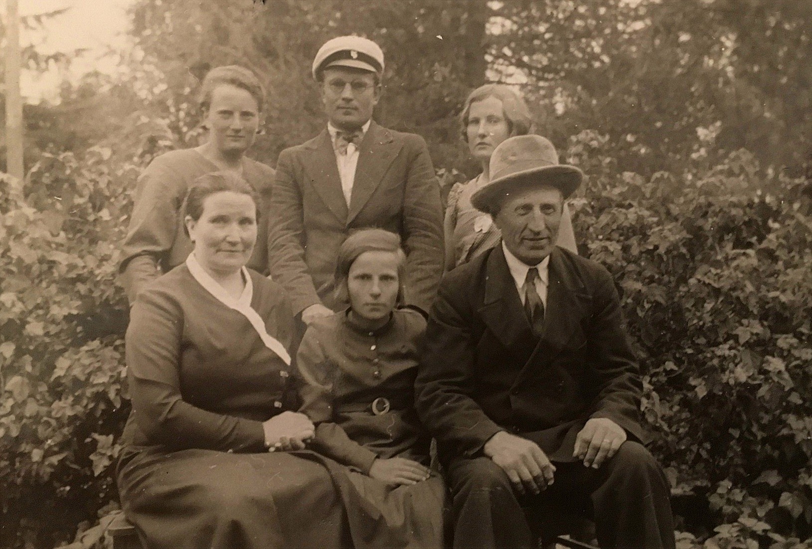 Selma och Axel Forslin med yngsta dottern Evy mellan sig. Bakom står Ines, Bertel och Mildrid.