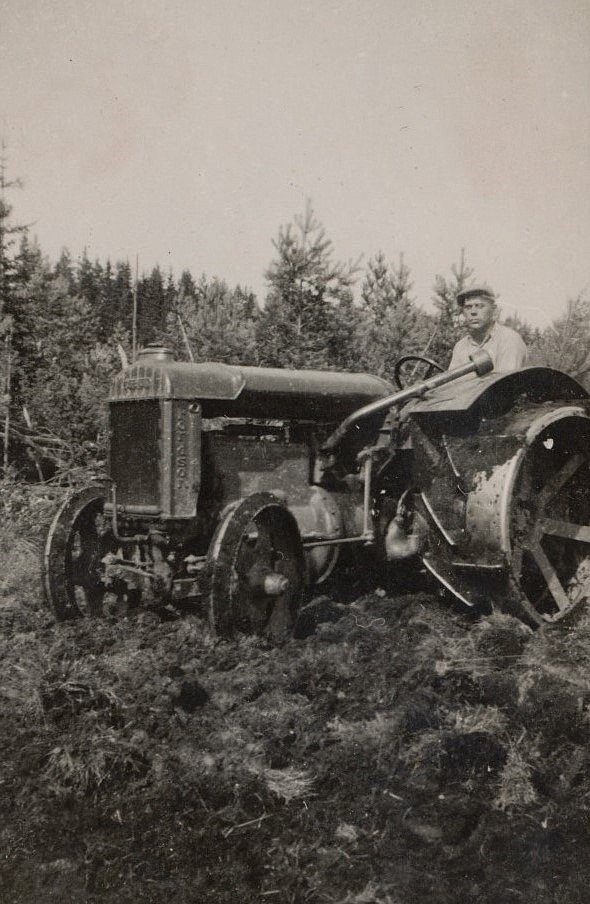I början på 1930-talet skaffade Lennart Grans en traktor och nog ser han lite stolt ut där han håller till.