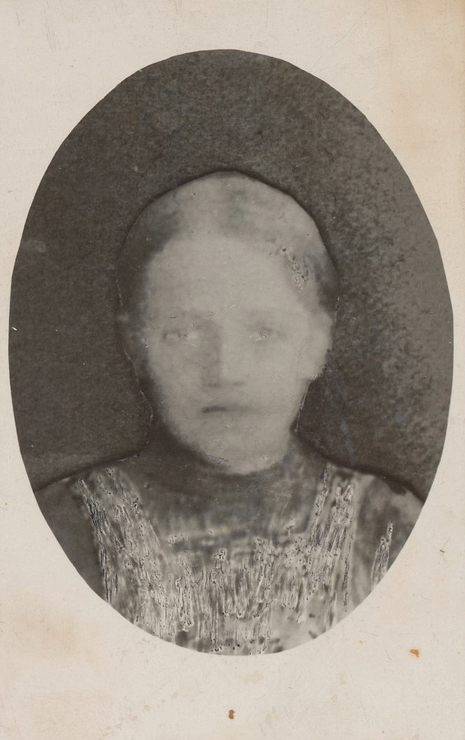 Thyra (1912-1928) var Erland och Selma Grönroos andra dotter som dog tidigt i unga år.